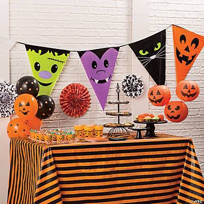 Fun Express Party Supplies Large Character Plastic Pennant Banner Halloween Decoration